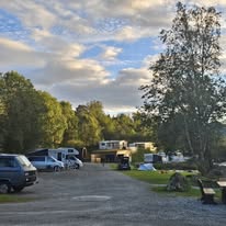 Kan vere eit bilete av campsite og veg